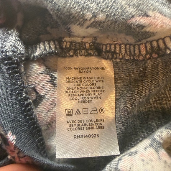 Loft Short Sleeve 2 Top Bundle Size Large. Green Eyelet & Grey Floral Top - Picture 10 of 11